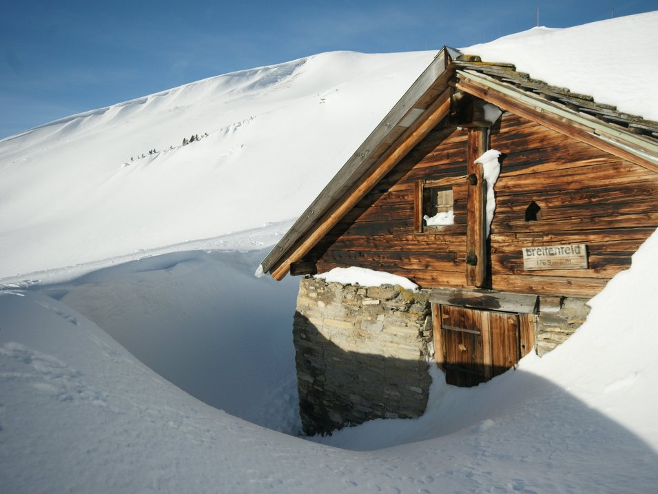 Alphütte im Schnee